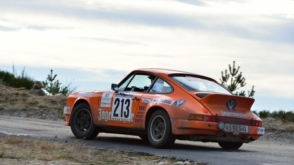 Den store positive overraskelse i Rallye Monte-Carlo Historique er de danske debutanter Søren Bunk (Skanderborg) og Jakob Knudsen (Skanderborg), der har kørt deres Porsche 911 SC fra 1979 frem til en placering som nr. 90 ud af 314 startende.
(Foto: Michael Eisenberg)